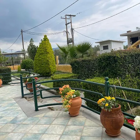 Seaside With Private Garden Apartament Néa Ankhíalos