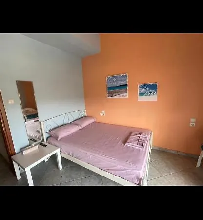 Seaside With Private Garden Apartment Néa Ankhíalos